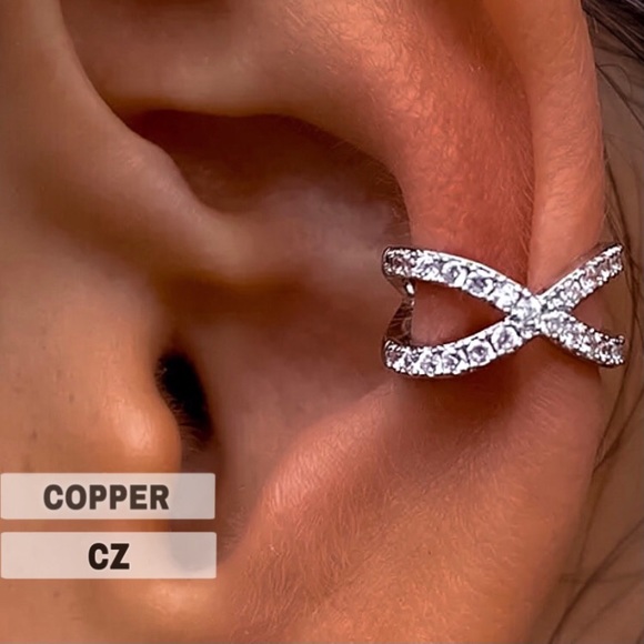 Jewelry - ⚜️[𝟯/$𝟮𝟴]⚜️Silver Crystal Crisscrossed Cuff Earring NEW
